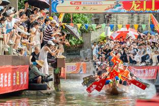 意媒：泽林斯基经纪人周末和那不勒斯高层会面，谈不妥就签约国米